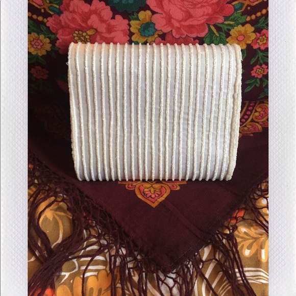 White beaded clutch - Picture 2 of 3